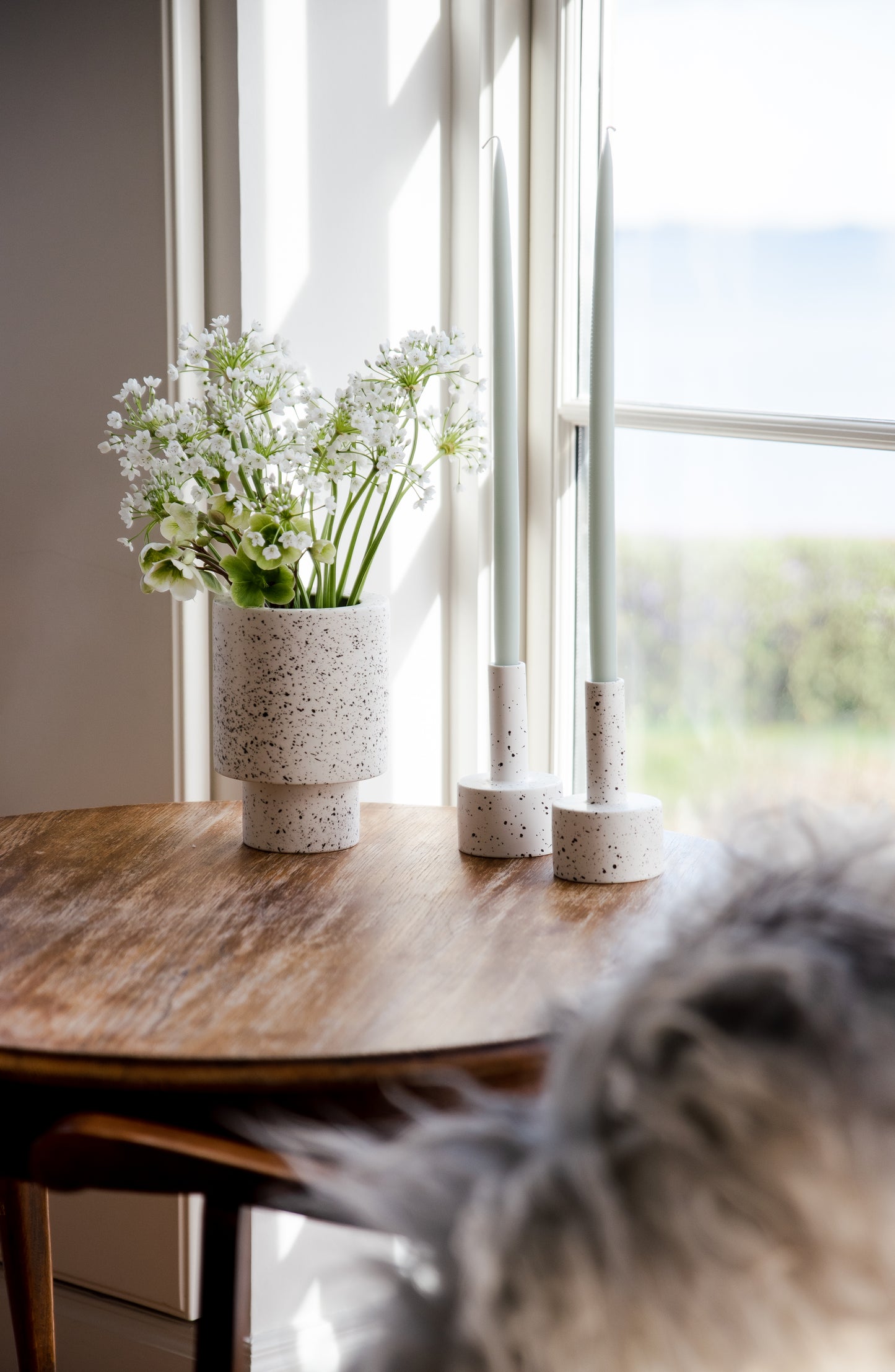 Ads-Anna-Vase - White with burned Brown Dots