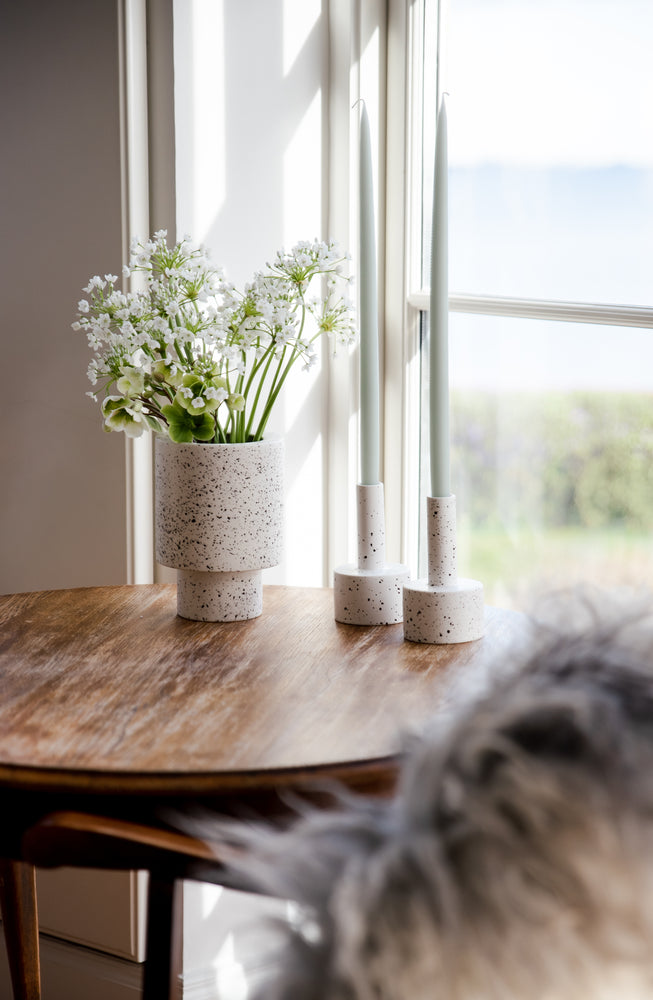 Ads-Anna-Vase - White with burned Brown Dots