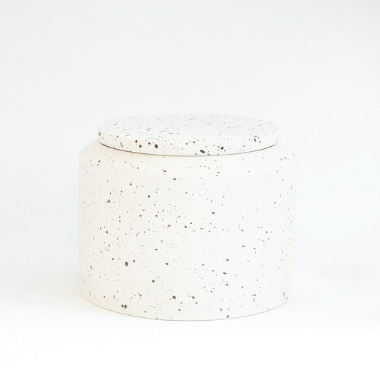 Ads-Ibsen15-Glas mit Deckel – Weiß mit gebrannten braunen Punkten